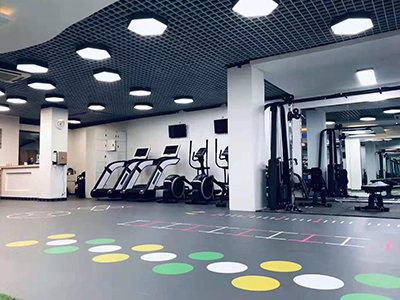 武汉PVC塑胶地板可以直接铺在水泥地上吗？施工前提 + 基层处理指南